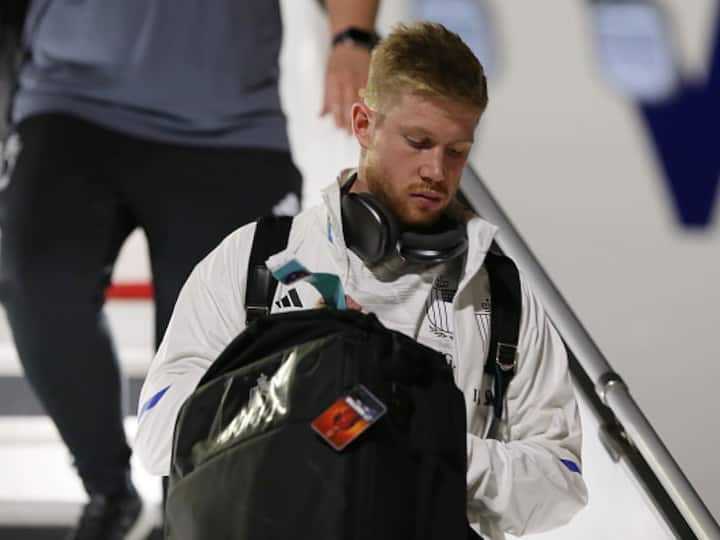 Kevin De Bruyne of Belgium disembarks an aircraft upon arrival ahead of the FIFA World Cup Qatar 2022 at Hamad International Airport Special Events Terminal on November 19, 2022 in Doha, Qatar. (Getty Images)