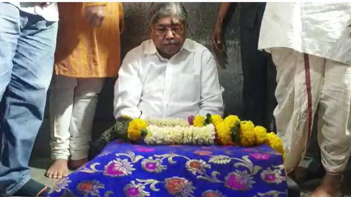 आळंदी संस्थानच्यावतीने चंद्रकांत पाटील यांचा सत्कार करण्यात आला.