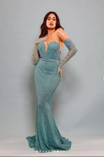 ਜਾਹਨਵੀ ਕਪੂਰ ਨੇ ਬਲੂ ਸਟਰੈਪਲੇਸ ਗਾਊਨ ‘ਚ ਫਲਾਂਟ ਕੀਤਾ ਕਰਵੀ ਫਿਗਰ