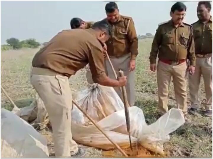 Basti: बाढ़ से बने रेत के टापू में खोल दी कच्ची शराब की भट्ठियां, आबकारी विभाग की ताबड़तोड़ कार्रवाई basti excise department team seized illegal liquor ann Basti: बाढ़ से बने रेत के टापू में खोल दी कच्ची शराब की भट्ठियां, आबकारी विभाग की ताबड़तोड़ कार्रवाई