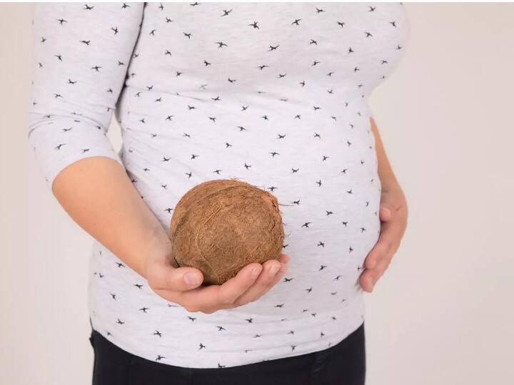 शास्त्रों में नारियल फोड़ना एक तरह की बलि का प्रतीक माना गया है. महिलाओं के इसे ना फोड़ने के पीछे मान्यता है कि नारियल एक बीज है और महिला एक बीच के रूप में बच्चे को जन्म देती है. कहते हैं कोई महिला नारियल फोड़ती है तो इसका नकारात्मक असर गर्भाशय पर पड़ता है.