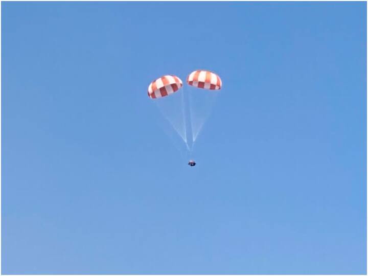 Isro tests parachutes for Gaganyaan Mission which will bring astronauts to Earth ISRO ने गगनयान मिशन को लेकर की सफल टेस्टिंग, अंतरिक्ष यात्रियों की हो सकेगी सेफ लैंडिंग