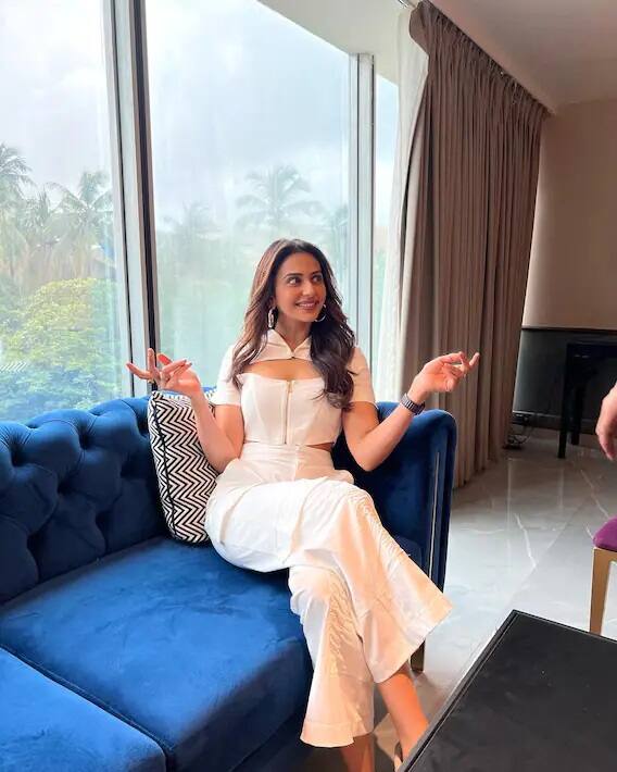film star rakul preet singh wear sparkles white saree, photos viral Rakul: ફિલ્મ એક્ટ્રેસ રકુલ પ્રીત સિંહે સાડીમાં કરાવ્યુ સિમ્પલ કૂલ ફોટોશૂટ, તસવીરો વાયરલ