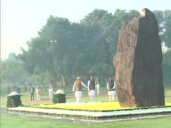 IN PICS: Sonia, Rahul Along With Other Congress Leaders Pay Tribute To Former PM Indira Gandhi On Birth Anniversary