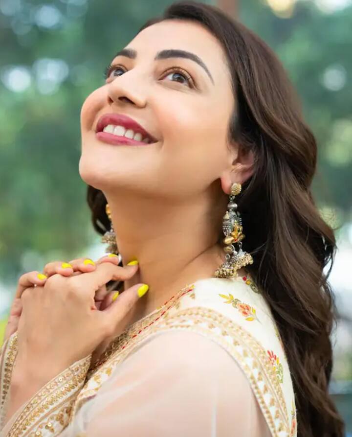 ਕਾਜਲ ਅਗਰਵਾਲ ਸੋਸ਼ਲ ਮੀਡੀਆ 'ਤੇ ਕਾਫੀ ਐਕਟਿਵ ਰਹਿੰਦੀ ਹੈ। ਆਪਣੀਆਂ ਖੂਬਸੂਰਤ ਤਸਵੀਰਾਂ ਤੋਂ ਇਲਾਵਾ ਉਹ ਆਪਣੀਆਂ ਪਰਿਵਾਰਕ ਤਸਵੀਰਾਂ ਵੀ ਕਾਫੀ ਸ਼ੇਅਰ ਕਰਦੀ ਰਹਿੰਦੀ ਹੈ।