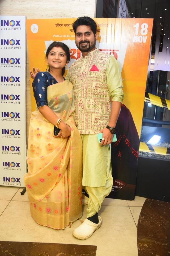 গল্পের প্রেক্ষাপট কিছুটা এমন, নিজেদের পাড়ার আদর্শ স্বামী-স্ত্রী সনাতন (কৌশিক গঙ্গোপাধ্যায়) ও সুলেখা (অপরাজিতা আঢ্য)। ছেলে ঋককে নিয়ে তাঁদের সুখের সংসার।