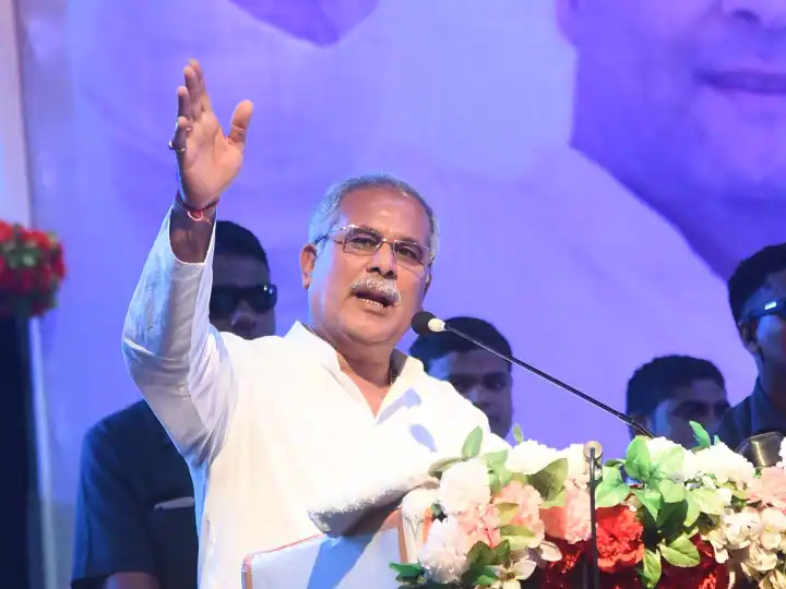 Chhattisgarh Politics CM Bhupesh Baghel statement Food Minister Amarjit Bhagat target Raman Singh ANN Chhattisgarh Politics: 'चूहे-बिल्ली' वाले बयान पर छिड़ी जुबानी जंग, अब सीएम बघेल के मंत्री ने रमन सिंह को कह डाला 'मोटा'