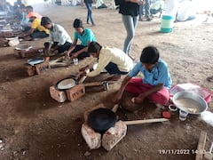In pics: मुलांनी भाकरी थापल्या तर मुलींनी इलेक्ट्रिक वस्तू दुरुस्त केल्या; अनोखी स्पर्धा नेमकी काय?
