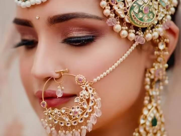 You will look most beautiful in bridal look, try these 5 nath look | Bridal  Nath Look: ब्राइडल लुक में आप दिखेंगी सबसे हसीन, ट्राई करें ये 5 नथ लुक