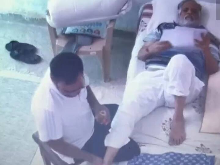 Satyendar Jain from Tihar Jail Video goes viral, AAP leader seen taking massage Satyendar Jain Viral Video: జైల్లోనూ విలాసవంతమైన జీవితం, మసాజ్ చేయించుకుంటున్న ఆప్ నేత - వీడియో వైరల్