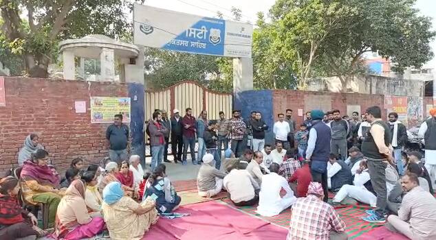 the family members staged protest in front of police station in muktsar sahib ਸਰੋਵਰ ਵਿੱਚੋਂ ਲਾਸ਼ ਮਿਲਣ ਦਾ ਮਾਮਲਾ, ਦੋਸ਼ੀਆਂ ਦੀ ਗ੍ਰਿਫ਼ਤਾਰੀ ਲਈ ਪਰਿਵਾਰ ਨੇ ਪੁਲਿਸ ਸਟੇਸ਼ਨ ਅੱਗੇ ਲਾਇਆ ਧਰਨਾ