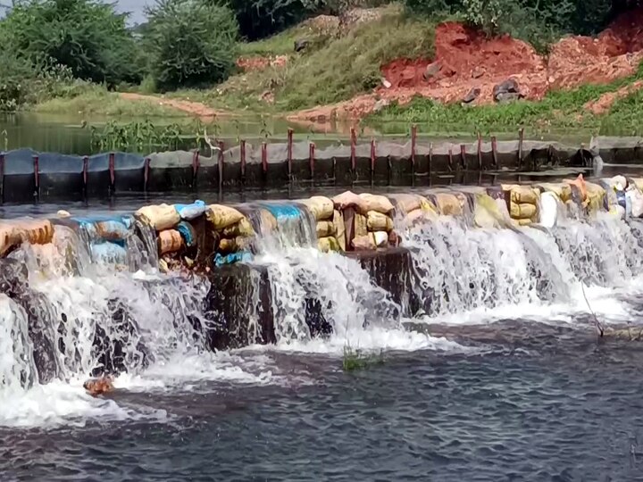 தேனி : 5 அடி உயரத்திற்கு நீர் தேக்கம்.. நூற்றுக்கணக்கான ஏக்கர்கள்.. நெல், வாழை, வெண்டை பயிர்கள் நீரில் மூழ்கி சேதம்.