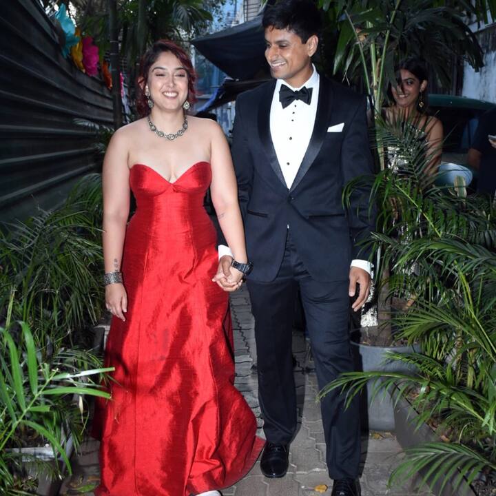 बॉलीवुड के मिस्टर परफेक्शन आमिर खान की बेटी आयरा खान शुक्रवार को अपने बॉयफ्रेंड नूपुर शिखरे संग सगाई कर ली है. बेटी आयरा की इंगेजमेंट पार्टी में आमिर खान चेहरे पर सफेद दाढ़ी और व्हाइट कलर के आउटफिट में काफी हैंडसम लगे. सगाई के फंक्शन में किरण राव के अलावा फातिमा सना शेख भी नजर आईं.