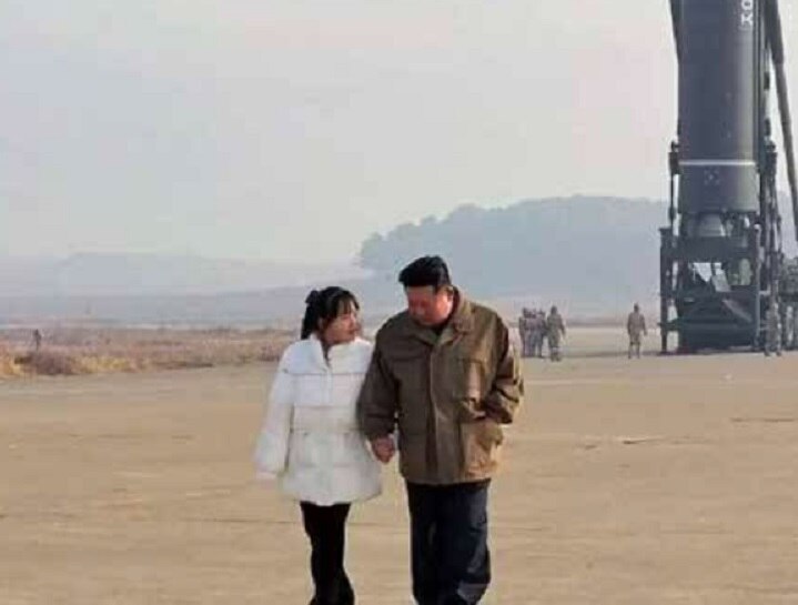 North Korea President:  முதன்முறையாக மகளுடன் வந்த வடகொரிய அதிபர்..! ஏவுகணை பின்னணியில் ராஜநடை..!