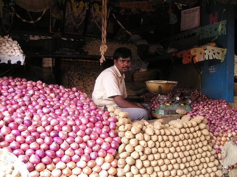 Potatoes are becoming cheaper in the retail market, traders fearing losses Market Price: বাড়তি লাভের আশায় হিমঘরে আলু মজুত করে বিপত্তি, ক্ষতির আশঙ্কায় ব্যবসায়ীরা