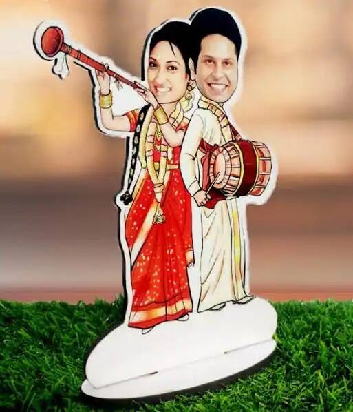 કેટલીક ક્રિએટિવ ગિફ્ટ આપોઃ આજની દુનિયામાં લોકો ક્રિએટિવ ગિફ્ટ આપવાનું પસંદ કરે છે. તમે કેરીકેચર ગિફ્ટ કરી શકો છો. તે ખૂબ જ સર્જનાત્મક પણ છે અને તેને સસ્તામાં બનાવી શકાય છે. તેની ખાસ વાત એ છે કે આ ગિફ્ટ કપલ વર્ષો સુધી યાદ રહેશે.