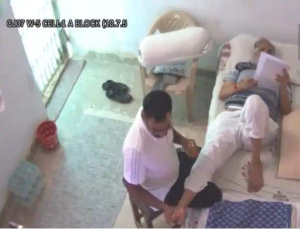 Satyendar Jain Massage Video Viral from Tihar jail BJP lodges Complaint against Satyendra jain Satyendar Jain Video Viral : ਤਿਹਾੜ ਜੇਲ੍ਹ 'ਚ ਹੋ ਰਿਹੈ ਗਲਤ, ਭਾਜਪਾ ਨੇ ਸਤੇਂਦਰ ਜੈਨ ਖਿਲਾਫ ਦਰਜ ਕਰਵਾਈ ਸ਼ਿਕਾਇਤ
