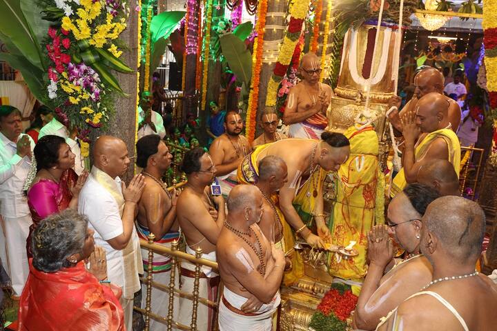 తిరుచానూరు శ్రీ పద్మావతి అమ్మవారి కార్తీక బ్రహ్మోత్సవాలు ఆదివారం ధ్వజారోహణంతో వైభవంగా ప్రారంభమయ్యాయి.