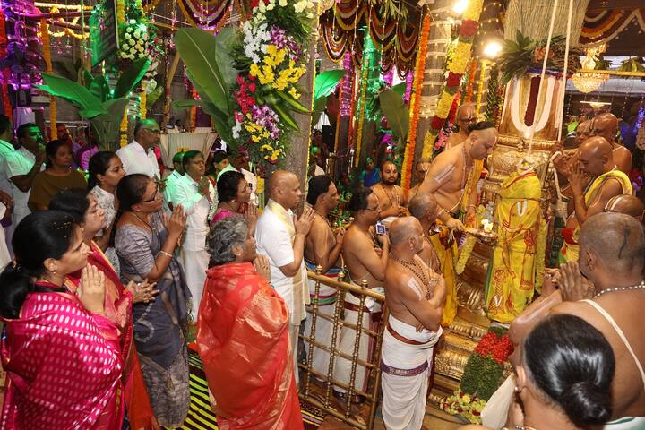 తిరుచానూరు పద్మావతి అమ్మవారి ఆలయంలో అమ్మవారికి సుప్రభాతం నిర్వహించారు అర్చకులు. ఇదే సమయంలో యాగశాలలో గజపట ప్రతిష్ఠ చేపట్టారు. గజపటాన్ని ధ్వజారోహణ మంటపానికి తీసుకొచ్చి ధ్వజారోహణ ఘట్టంలో మొదటగా విష్వక్సేనారాధన, పుణ్యహవచనం నిర్వహించారు.