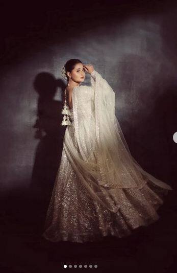 रश्मि देसाई शादी के लुक में खूबसूरत नजर आईं रश्मि देसाई, एक्ट्रेस की सादगी पर फैंस ने किया प्यार