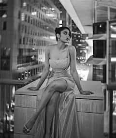 ਸ਼ਿਮਰ ਗਾਊਨ ਪਾ ਕੇ ਟੇਬਲ 'ਤੇ ਬੈਠੀ ਜਾਹਨਵੀ ਕਪੂਰ, ਤਸਵੀਰਾਂ ਦੇਖ ਹੋ ਜਾਉਗੇ ਬੇਹੋਸ਼!