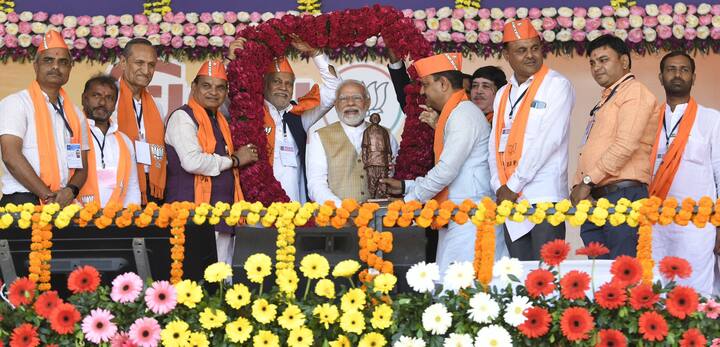 কদিন পরেই গুজরাতের মসনদে লড়াই। খোদ নরেন্দ্র মোদির রাজ্য। প্রধানমন্ত্রী হওয়ার আগে দীর্ঘদিন সেই রাজ্যেরই মুখ্যমন্ত্রী ছিলেন নরেন্দ্র মোদি। এবার নিজের রাজ্যে ভোট প্রচারে গেলেন নরেন্দ্র মোদি।