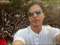 'मन्नता' के बाहर लगी नई ‘डायमंड’ नेम प्लेट, सोशल मीडिया पर छाई SRK के बंगले की तस्वीरें