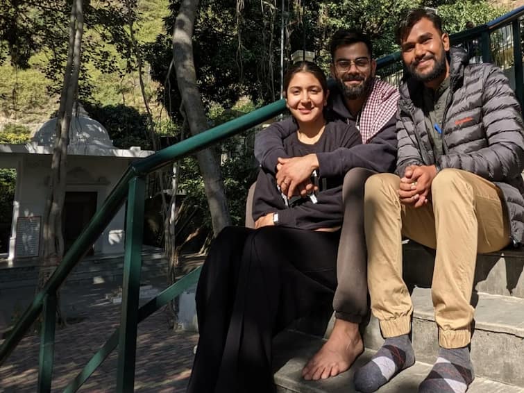 Viral Anushka Sharma And Virat Kohli Visit A Temple In Uttarakhand உத்தரகாண்ட் கோயிலில் விராட் கோலி -அனுஷ்கா ஷர்மா! ரசிகர்கள் வெளியிடும் புகைப்படங்கள் வைரல்!