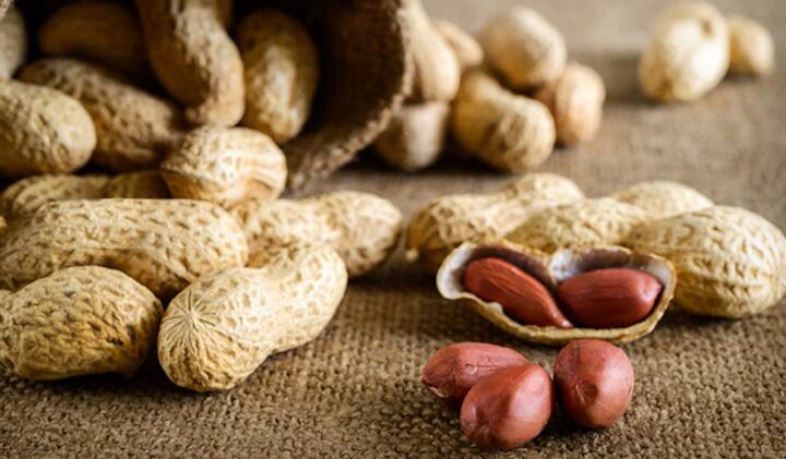 Peanust Health Benefits : थंडीचे दिवस सुरु होताच बाजारात मोठ्या प्रमाणात शेंगदाणे दिसायला सुरुवात होते.