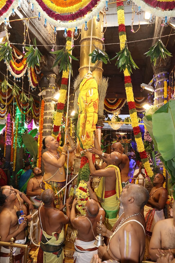 తొమ్మిది రోజుల పాటు కన్నుల పండువగా జరిగే అమ్మవారి బ్రహ్మోత్సవ వేడుకల్లో భాగంగా తొలి రోజు మిథున లగ్నంలో అర్చకుల వేదమంత్రోచ్ఛారణ మధ్య ధ్వజారోహణం నిర్వహించారు
