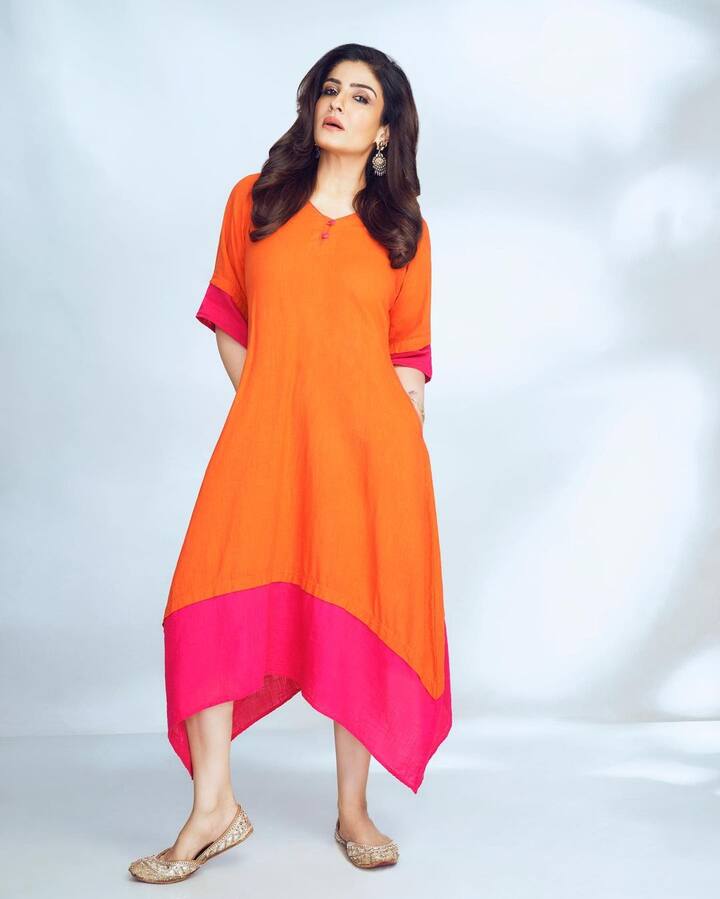 यासोबत रवीना टंडनने गुलाबी आणि केशरी रंगाचे शूज घातले आणि तिचे केस उघडे ठेवले. (फोटो सौजन्य:officialraveenatandon/इन्टाग्राम)