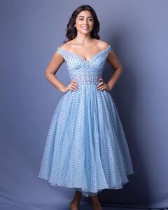 Drishyam 2: રિયલ લાઇફમાં ખૂબ ગ્લેમરસ છે અજય દેવગણની ઓન સ્ક્રિન વાઇફ, જુઓ તસવીરો