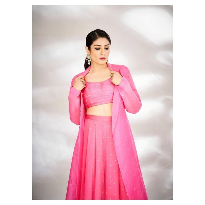 फोटोंना आतापर्यंत लाखो लाईक्स मिळाले आहेत. (फोटो सौजन्य:officialraveenatandon/इन्टाग्राम)