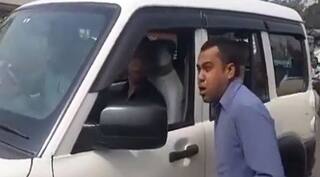 Viral Video: ਰਾਸ਼ਨ ਕਾਰਡ 'ਚ ਦੱਤਾ ਦੀ ਬਜਾਏ ਲਿਖਿਆ ਕੁੱਤਾ ਤਾਂ ਵਿਅਕਤੀ ਨੂੰ ਆਇਆ ਗੁੱਸਾ, ਅਧਿਕਾਰੀ ਦੇ ਸਾਹਮਣੇ ਲਗਿਆ ਭੌਂਕਣ