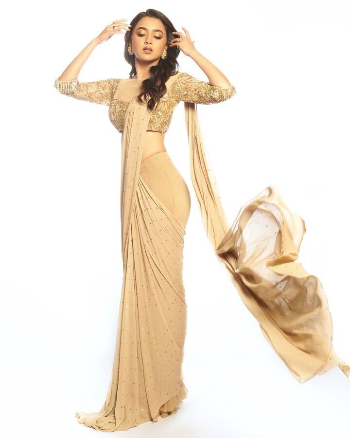 अलीकडेच, तेजस्वीने तिचे काही फोटो इंस्टाग्रामवर शेअर केले आहेत, ज्यामध्ये ती खूपच ग्लॅमरस दिसत आहे..(फोटो सौजन्य:tejasswiprakash/इंस्टाग्राम)