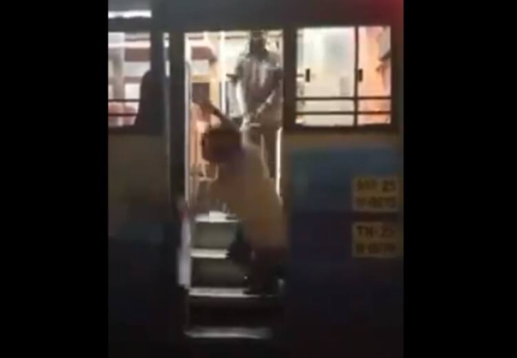 तमिलनाडु में चलती बस से कंडक्टर ने सवारी को फेंका, घटना का वीडियो वायरल