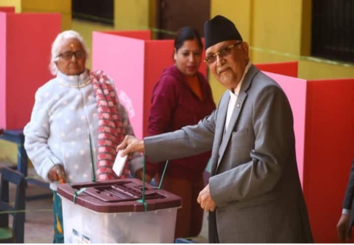 Voting continues for general elections in Nepal, former PM KP Sharma Oli casts his vote, know the latest updates Nepal Elections 2022: नेपाल में आम चुनाव के लिए वोटिंग जारी, पूर्व पीएम केपी शर्मा ओली ने डाला वोट, जानिए अब तक का अपडेट