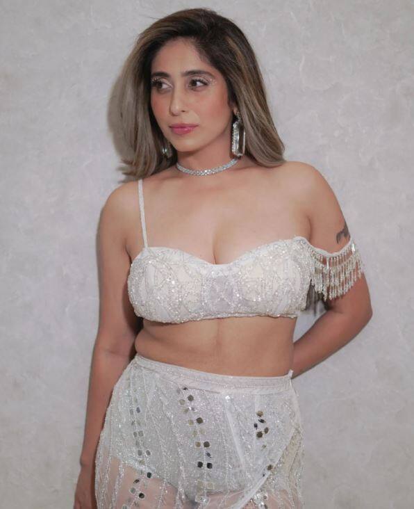 બર્થડે ગર્લએ આ સાંજને ભવ્ય બનાવવા માટે ખાસ પરફોર્મન્સ આપ્યું હતું. નેહા ટેબલ પર ચડી ડાન્સ કર્યો હતો.