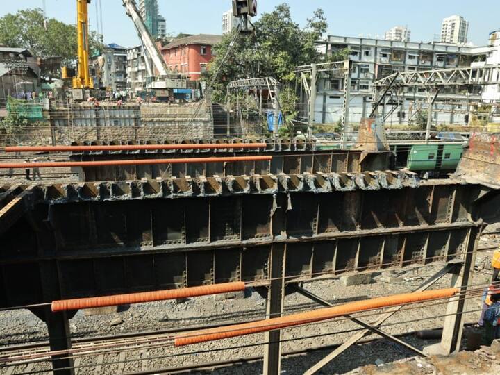 याबाबत मध्य रेल्वेचे मुख्य जनसंपर्क अधिकारी शिवाजी सुतार यांनी माहिती देताना सांगितले की, अतिशय काटेकोरपणे नियोजनबद्ध पद्धतीने 27 तासांच्या मेगाब्लॉकमध्ये 17 तासातच मेन लाईनची लोकल सेवा सुरु करण्यात आली आहे. तसेच हार्बर लाईनची लोकल सेवा ठरलेल्या वेळेनुसार म्हणजेच रात्री 8 वाजता सुरु केली जाणार असल्याची माहिती त्यांनी दिली आहे.