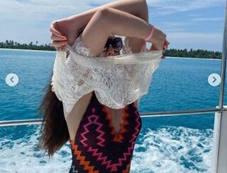 Bikini- એક્ટ્રેસે બીચ પર કેમેરાની સામે જ ઉતાર્યો પોતાના ડ્રેસ, બિકીનીમાં સામે આવી આવી તસવીરો