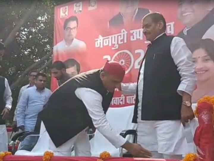 इस दौरान समाजवादी पार्टी प्रमुख अखिलेश यादव ने प्रसपा प्रमुख शिवपाल सिंह यादव के पैर छुए.