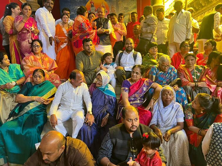 Pandharpur Vitthal live suresh khade mother distribute sweet latest marathi news पोरगा मंत्री झाला अन् 94 वर्षांच्या तानुबाईंनी 100 किलो पेढे वाटून विठ्ठलाचा नवस फेडला
