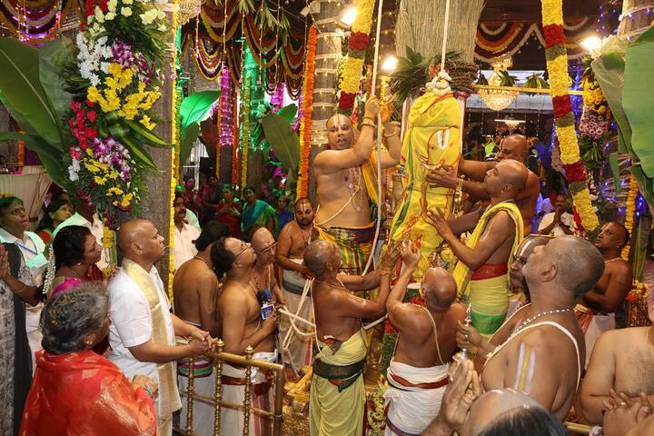 ధ్వజస్తంభానికి అభిషేకం తరువాత బ్రహ్మూత్సవాలకు ఎలాంటి ఆటంకాలు కలగకుండా చూడాలని దేవతలను ప్రార్థిస్తూ రక్షాబంధనం చేశారు.
