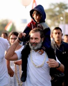 भारत जोड़ो यात्रा में राहुल गांधी का हाथ पकड़कर चलते दिखे लोग, सिनेमा जगत के सितारे भी हुए शामिल- देखें तस्वीरें