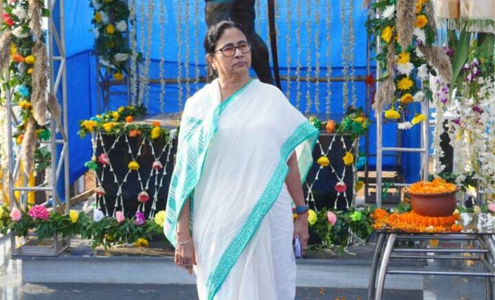 ঐন্দ্রিলার প্রয়াণে মুখ্যমন্ত্রী লেখেন, 'আমাদের তরুণী শিল্পী ঐন্দ্রিলা শর্মার অকাল প্রয়াণে শোকস্তব্ধ। প্রতিভাময়ী অভিনেত্রী, টেলি সম্মান-সহ বহু সম্মান পেয়েছেন। ওঁর পরিবার, অনুরাগী, বন্ধুদের গভীর সমবেদনা জানাই। এই শোকের সময়ে মনে সাহস পান ওঁরা'।