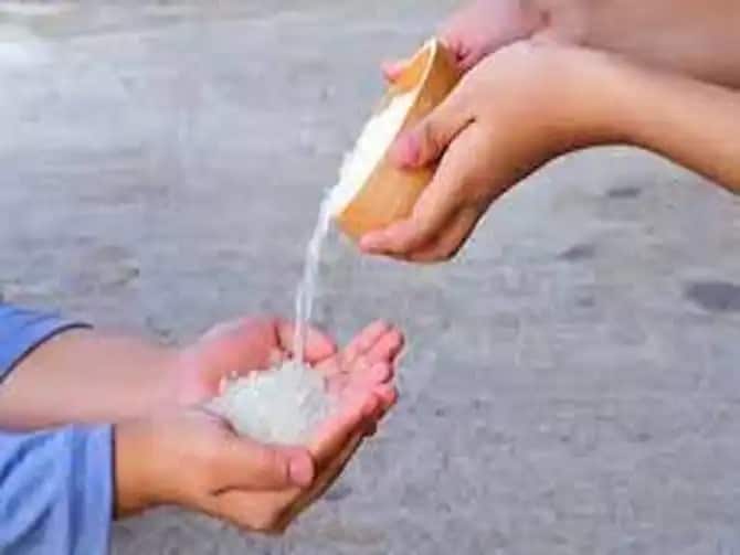 Chawal Ke Totke: Trouble away with rice totke! Do this remedy for wealth Chawal Ke Totke: ਚੌਲਾਂ ਦੇ ਟੋਟਕਿਆਂ ਨਾਲ ਦੂਰ ਤੰਗੀ ! ਧਨ-ਦੌਲਤ ਲਈ ਕਰੋ ਇਹ ਉਪਾਅ