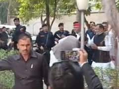 एकजुट परिवार, चेहरे पर मुस्कान और भरपूर सम्मान, आदित्य ने राम गोविंद चौधरी तो अखिलेश ने चाचा शिवपाल के छुए पैर