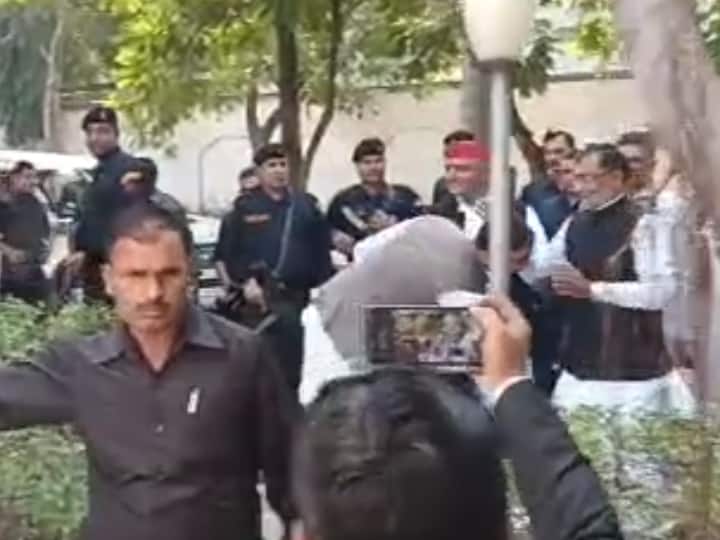 मैनपुरी उपचुनाव के लिए जसवंतनगर में एक मंच पर पूरा यादव परिवार पहली बार दिखाई दिया. यहां आदित्य यादव सपा नेता राम गोविंद चौधरी के पैर छूते हुए नजर आए.