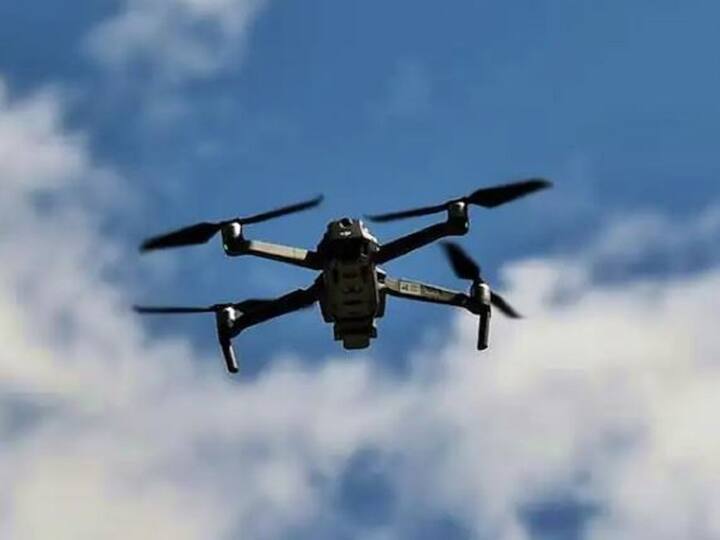 Pakistan Drones Spotted Near Punjab Border Security Troops Open Fires know details Pakistan Drones : பரபர பதற்றம்.. எல்லை தாண்டி வந்த பாகிஸ்தான் ட்ரோன்கள்...பதிலடி கொடுத்த விரட்டிய இந்திய ராணுவம்..