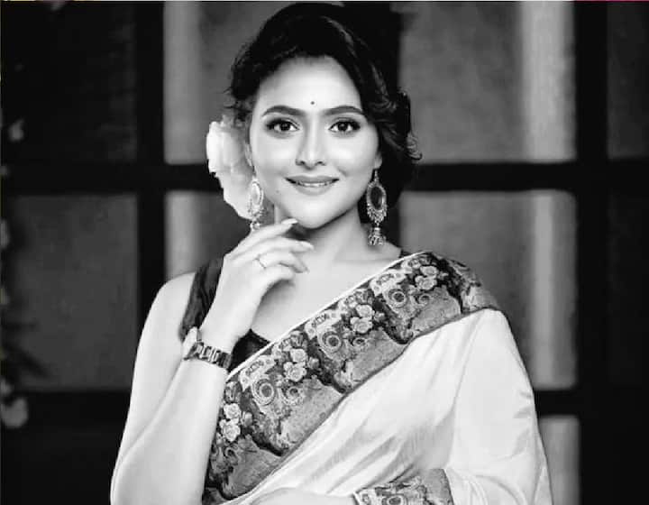 'ঝুমুর' ধারাবাহিকেই তাঁর সঙ্গে অভিনয় করেন সব্যসাচী চৌধুরী। যাঁর সঙ্গে প্রেমের সম্পর্ক গড়ে ওঠে ঐন্দ্রিলার। মৃত্যুর মুহূর্ত পর্যন্ত  ঐন্দ্রিলার পাশে থেকেছেন সব্যসাচী।